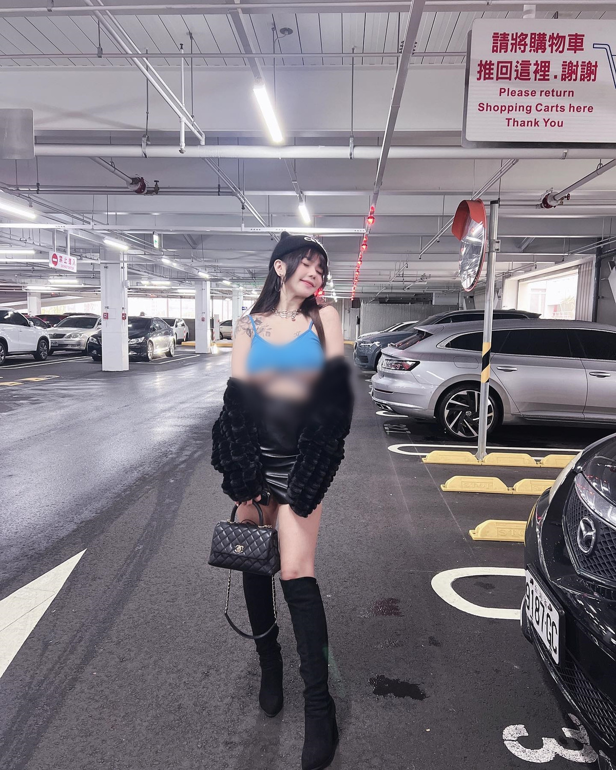 Có thể nói, dù ở nhà hay đi chơi, đi làm, hot girl này chưa từng ngán những trang phục nóng bỏng, gợi cảm.