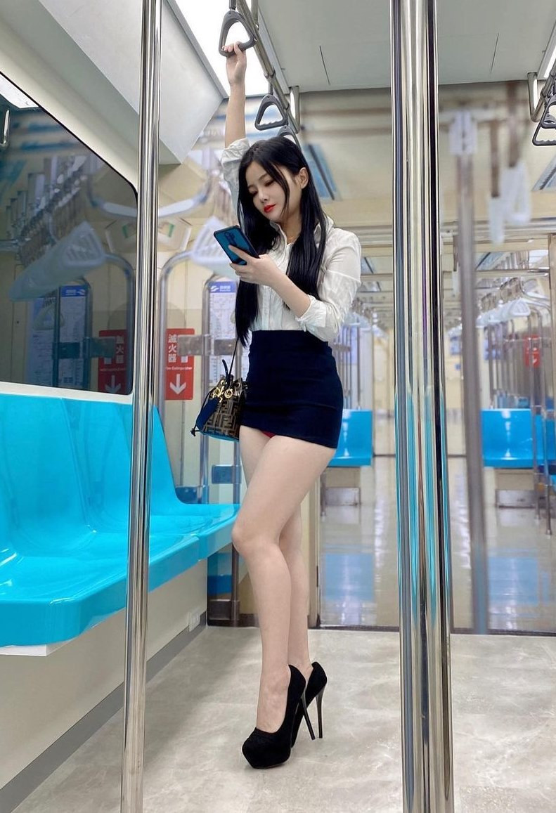 Mới đây, cư dân mạng lan truyền những hình ảnh về một cô gái mặt xinh, dáng chuẩn, diện đồ công sở khoe eo thon, mông trái đào cùng đôi chân dài miên man trên tàu điện.