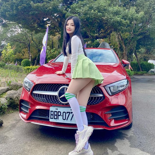 Thời gian trước, hình ảnh hot girl diện đồ chơi golf, tạo dáng bên xế xịn cũng nhận được nhiều sự chú ý.