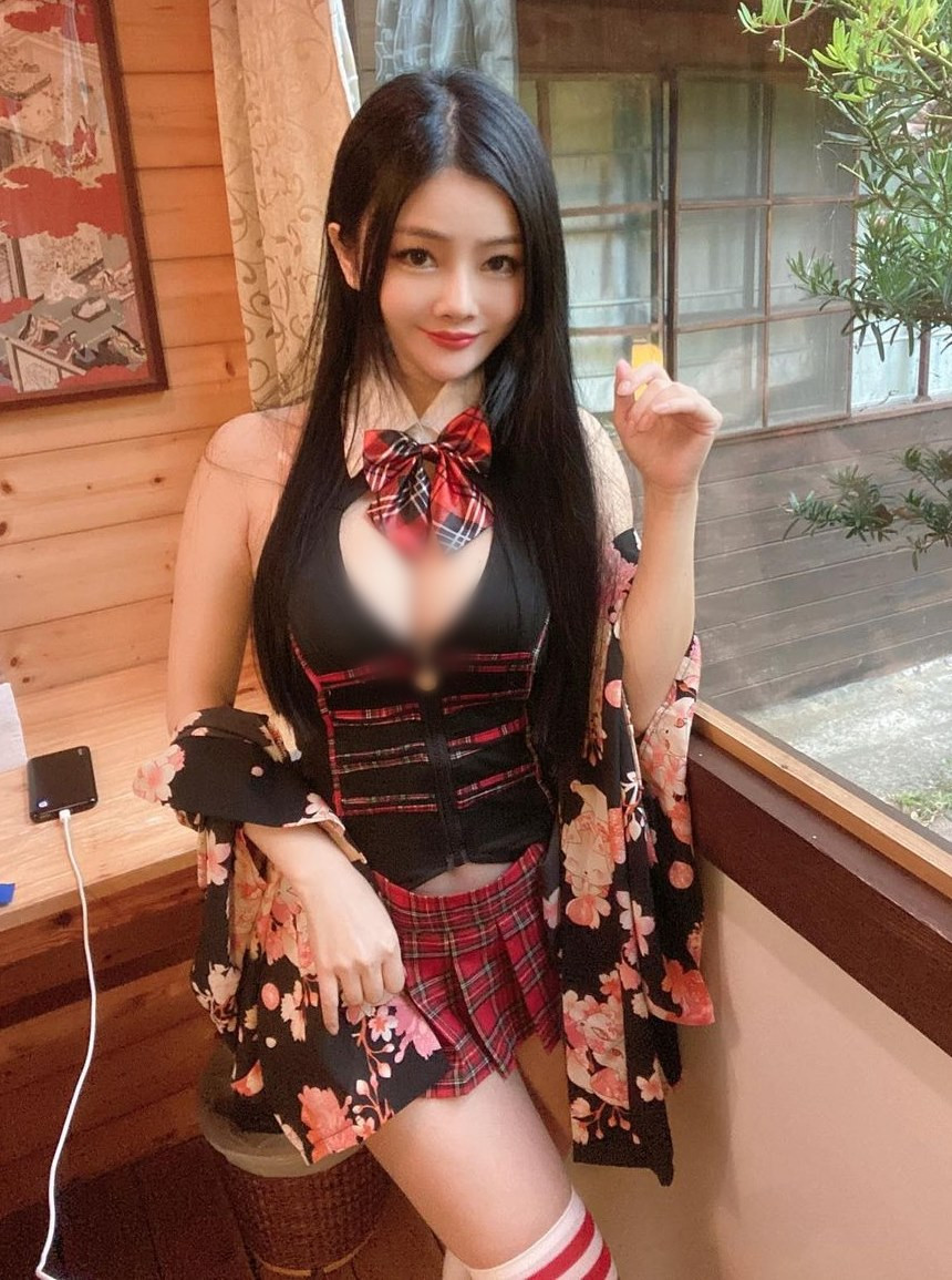 Không chỉ có nhan sắc hơn người, cô nàng còn gây ấn tượng với cách ứng xử thông minh, khéo léo.