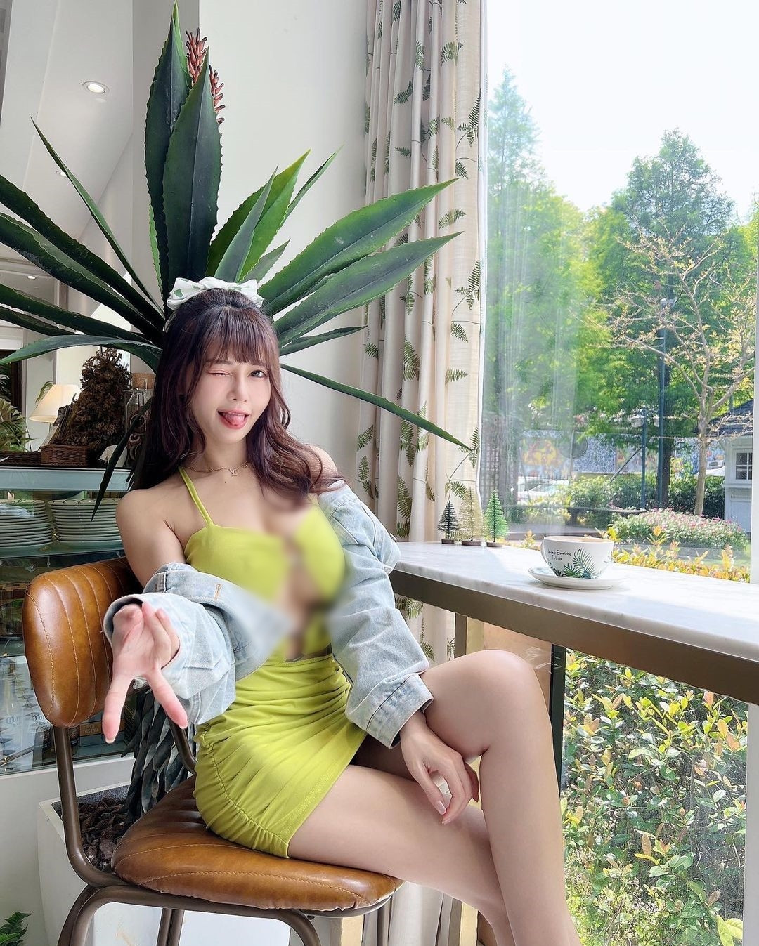 Bản thân An Hi cũng xác định, hướng phát triển của mình là theo phong cách gợi cảm, vì vậy, cô nàng không hề ngại khi diện những set đồ tôn dáng, khoe đường cong.