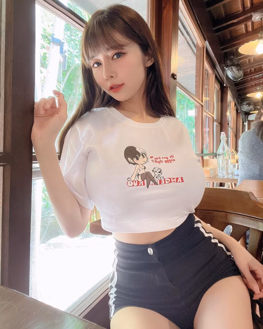 Nhờ vậy, cô nàng có hàng triệu người hâm mộ, mỗi bức ảnh nhận được từ hàng chục ngàn đến hàng trăm ngàn lượt yêu thích, chia sẻ.