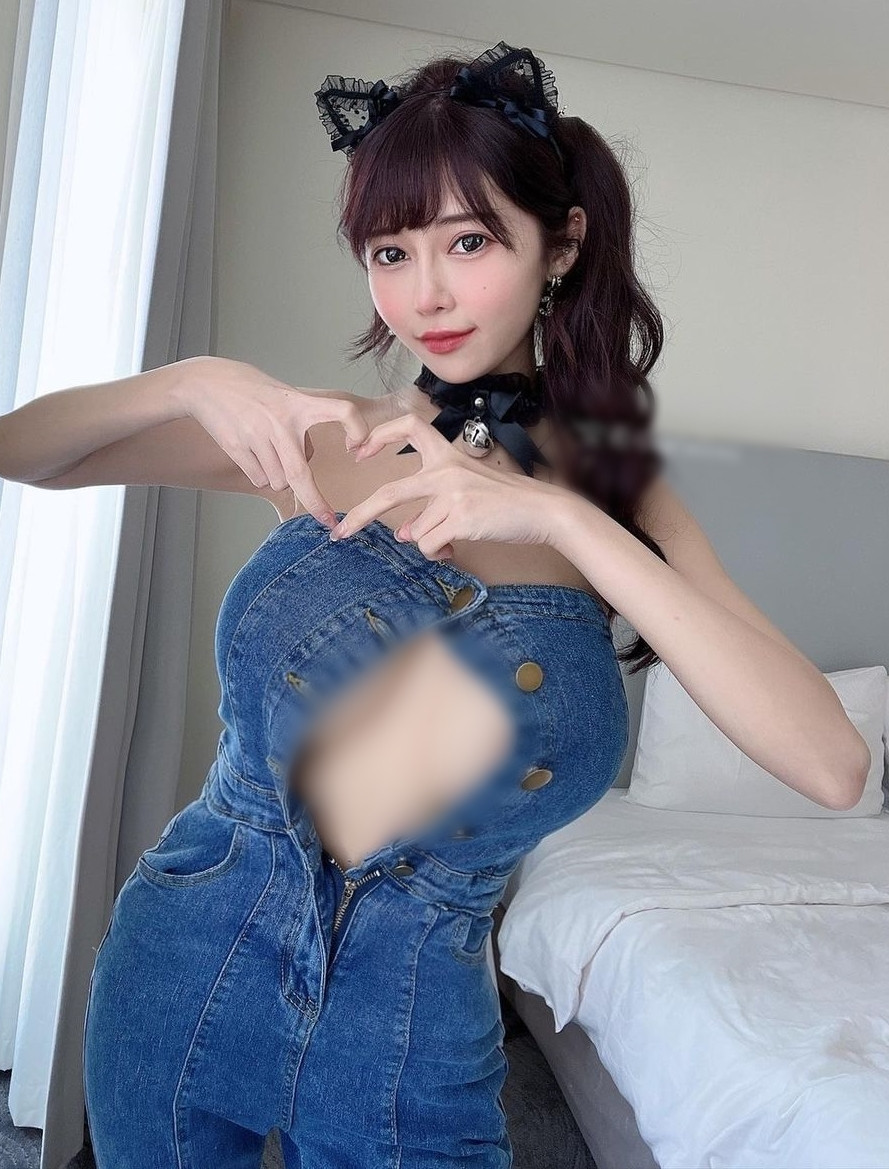 Đáng nói, trong một số bức ảnh, An Hi lại cố tình mở gần hết cúc áo, chỉ cài duy nhất một cúc trên cùng, để lộ vòng một khủng của mình.