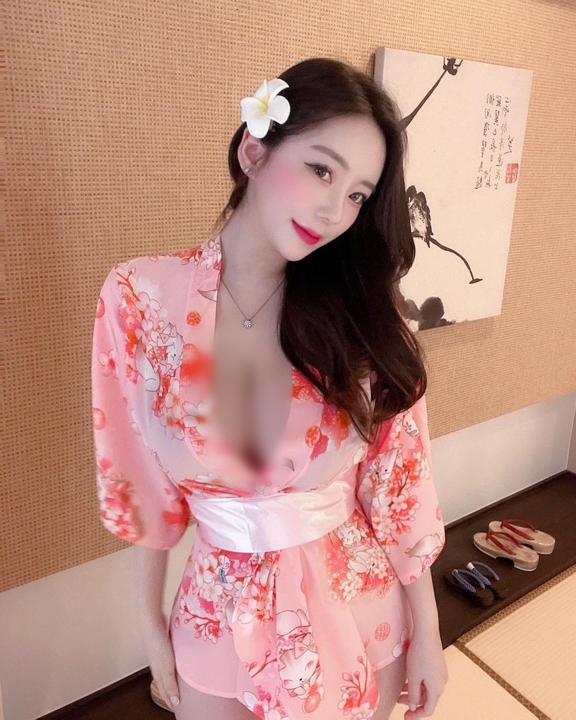 Mới đây, khi tung ra hình ảnh ở nhà tắm hơi, Berry đã khiến mọi người được phen xôn xao vì quá cuốn hút.