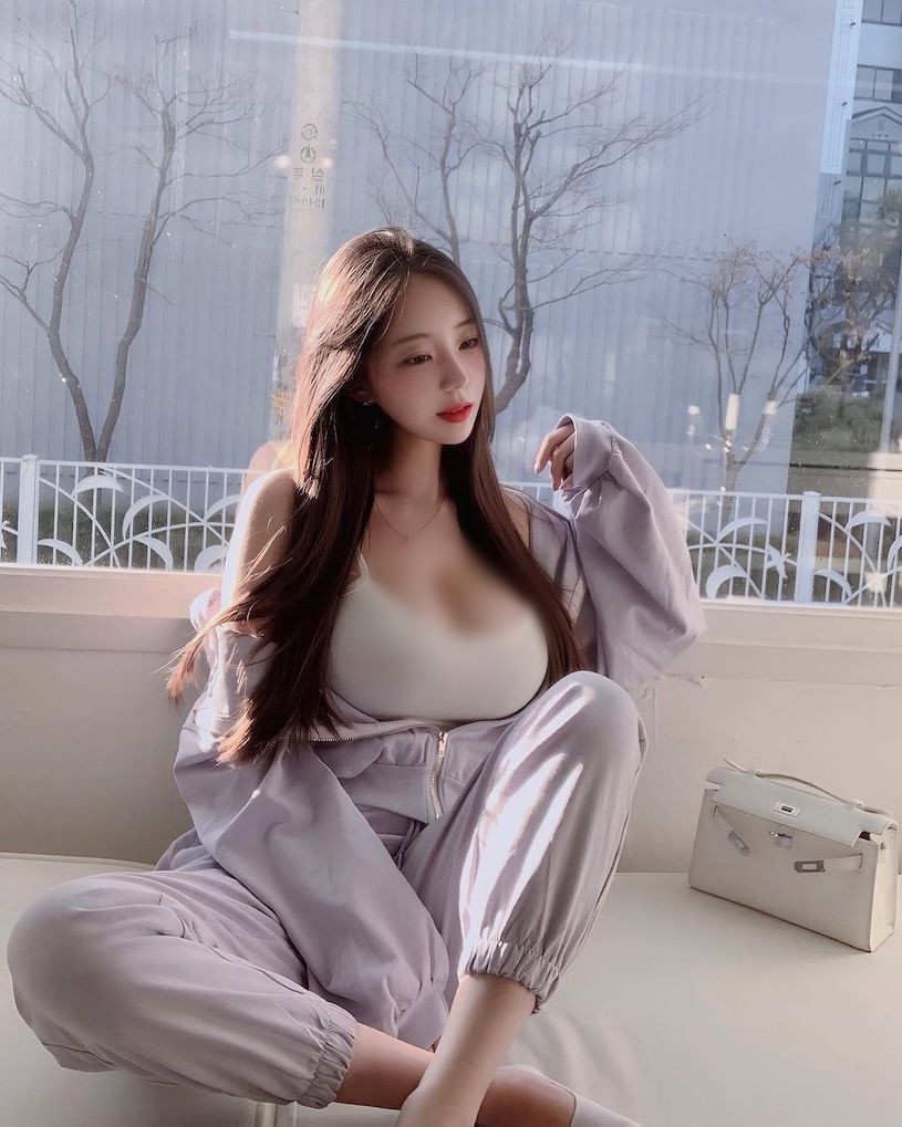 Theo tìm hiểu, ngoài việc làm người mẫu, Berry có kinh doanh một số đồ đông lạnh, thực phẩm chức năng, thức uống bổ sung dinh dưỡng, là một nữ doanh nhân đích thực.