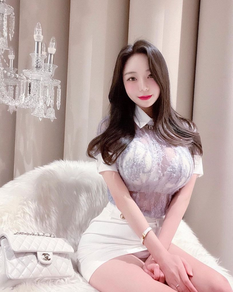 Nhờ khuôn mặt xinh đẹp, thân hình đồng hồ cát cực nóng bỏng, làn da trắng hồng mịn màng, Berry khiến mọi người muốn ngắm không rời mắt.