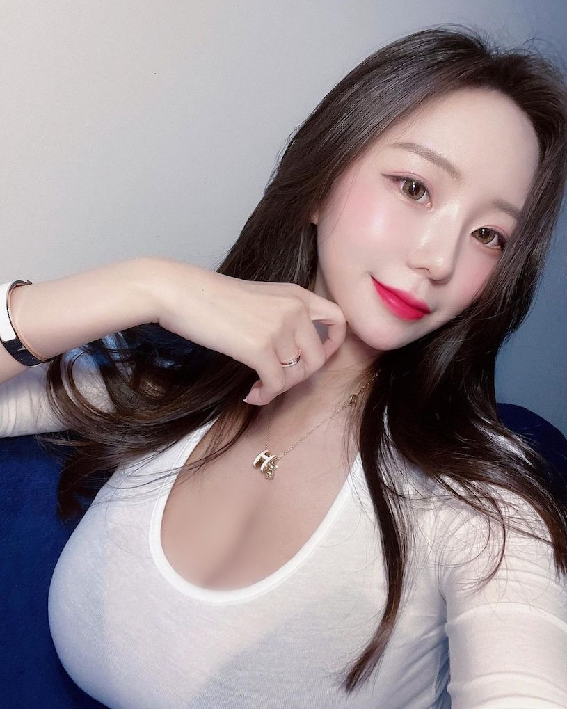 Theo các fan hâm mộ của Berry, cô nàng sở hữu bộ ngực khủng, vòng eo con kiến, cặp mông trái đào săn chắc tạo thành đường cong hình chữ S bốc lửa.