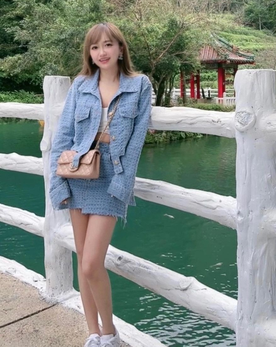 Sở hữu đôi mắt to tròn và khuôn mặt trẻ con thanh tú, đáng yêu, chỉ riêng khuôn mặt thôi, hot girl người Đài Loan cũng đủ thu hút sự chú ý của mọi người rồi.