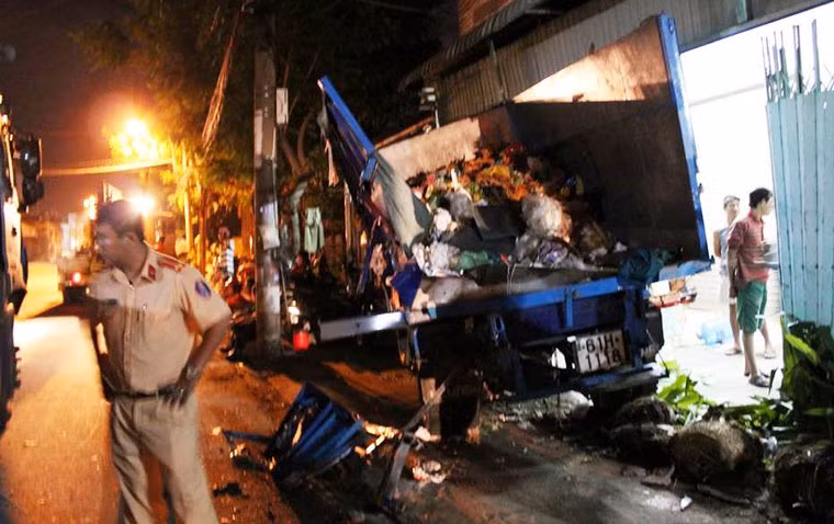 Đến sáng nay (15/7), hiện trường vụ tai nạn giao thông nghiêm trọng xe đầu kéo container húc văng ô tô chở rác lao vào nhà dân vẫn đang được lực lượng công an phong tỏa, khám nghiệm để xử lý.