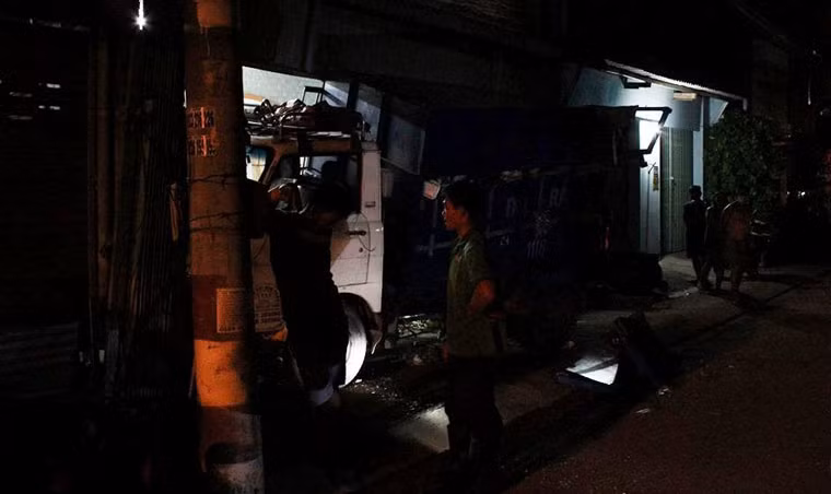 Trước đó, khoảng gần 2h rạng sáng cùng ngày, chiếc xe chở rác dân lập đang dừng ven đường Nguyễn Xiển, phường Long Bình, quận 9, TP HCM để lấy rác.