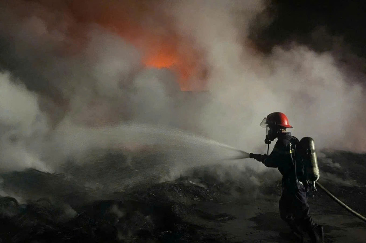 Kịp thời dập tắt đám cháy bãi lốp xe cũ ở Buôn Ma Thuột Kip thoi dap tat dam chay bai lop xe cu o Buon Ma Thuot