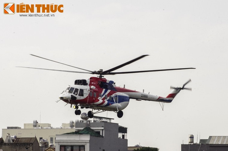 Đáng chú ý, vào cuối năm ngoái 2018, hai mẫu trực thăng Mi-171A2 và Ansat đã được Công ty Trực thăng Nga đưa tới Việt Nam và một loạt các quốc gia trong khu vực bay trình diễn. Trong ảnh, Mi-171A2 cất cánh bay trình diễn tại sân bay Gia Lâm.