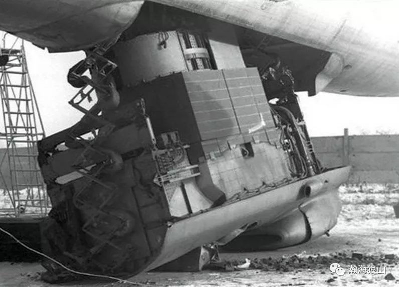 Việc phá hủy chiếc máy bay này trong không phận Liên Xô hoặc đồng minh sẽ dẫn đến ô nhiễm phóng xạ nghiêm trọng, còn nếu trong không phận của kẻ thù sẽ dẫn đến một cuộc chiến tranh hạt nhân.