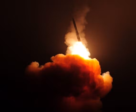 Trong khi phiên bản tầm ngắn có thể diệt mục tiêu ở khoảng cách 350 km và trần bay 50 km. Đặc biệt, ở phiên bản tầm xa có thể mang đầu đạn hạt nhân, hai biến thể còn lại sử dụng đầu đạn động năng.