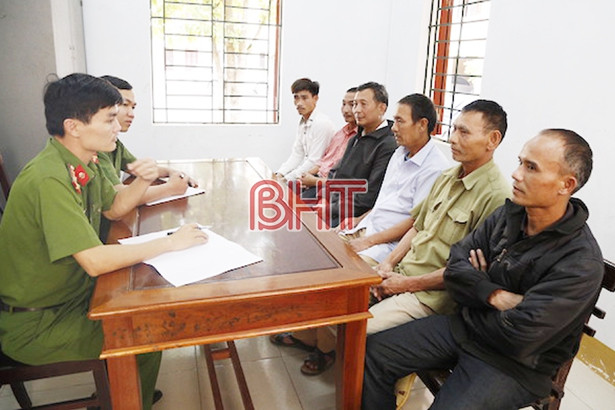 Đến khoảng 14 giờ cùng ngày, Hồng gọi Hợi và Quy đến để giết thịt con Voọc trên. Lúc này Hợi gọi thêm Quang đến nhà Sáng rồi cùng nhau giết thịt con vật hoang dã quý hiếm để làm mồi uống rượu. Trong quá trình giết Voọc, Hợi đã dùng điện thoại quay video rồi phát trực tiếp trên facebook.