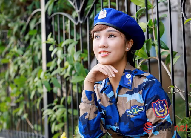 Bộ ảnh do người mẫu Thanh Vân thực hiện cùng cán bộ, chiến sĩ trên tàu cảnh sát biển 8003 tại Vùng cảnh sát biển 1.