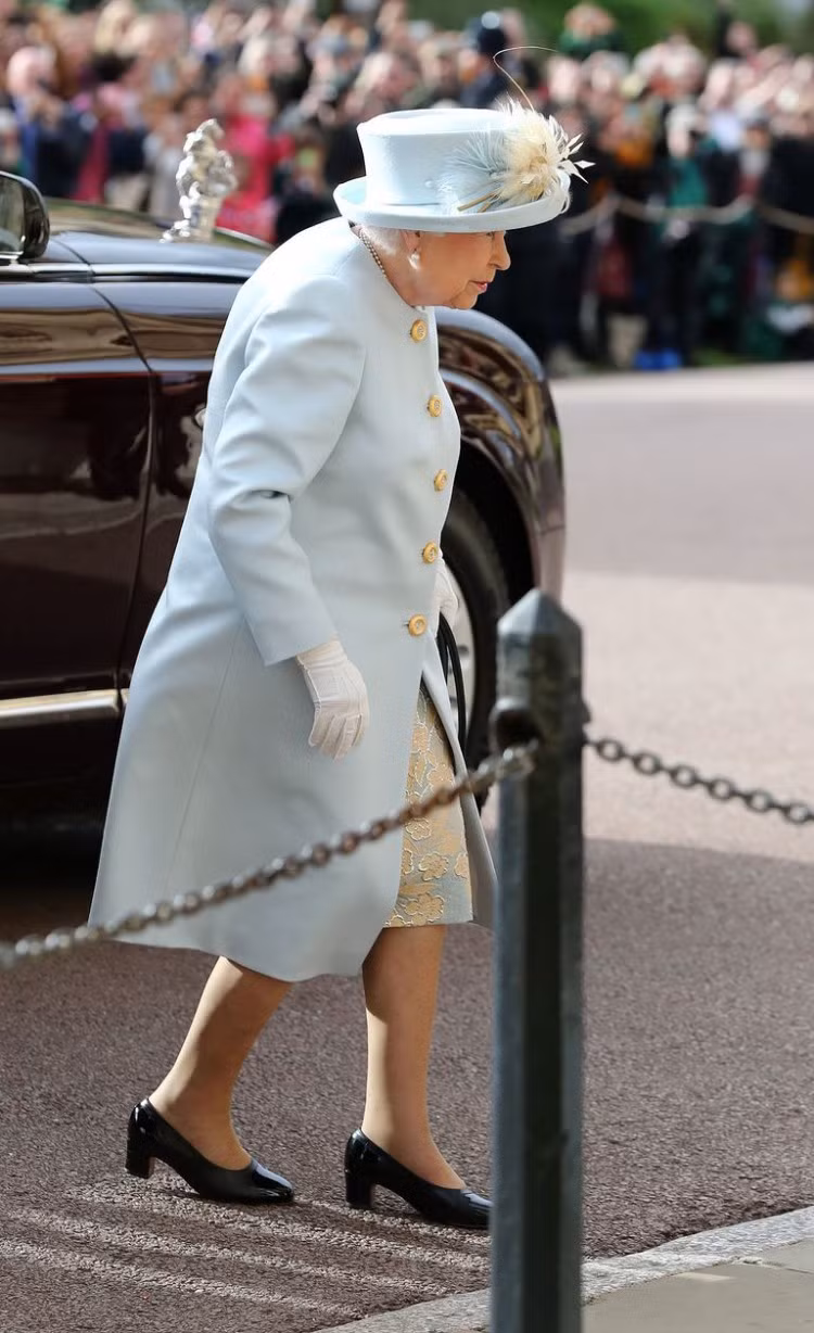 Thong diep y nghia chiec vay cuoi cua cong chua Anh Eugenie-Hinh-12