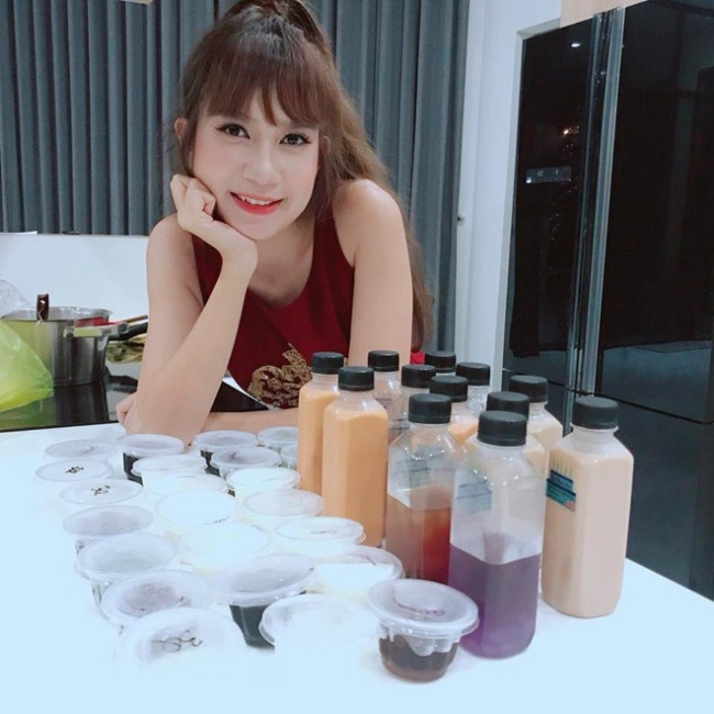 Không chỉ là người mẹ đảm của 4 con, Minh Hà còn là mẫu người phụ nữ thông minh, một tay thu vén nhà cửa để Lý Hải an tâm đi đóng phim xa.