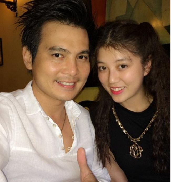 Đầu năm 2000, Lâm Hùng được đông đảo khán giả đón nhận nhờ vẻ ngoài điển trai và giọng hát tình cảm. Anh còn được phong là "Ông vua nhạc miền Tây" thời bấy giờ. Sau biến cố đời tư, Lâm Hùng dường như mất tích khỏi làng giải trí.