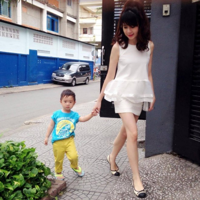 Bận rộn là thế song Minh Hà vẫn dành thời gian chăm sóc bản thân. Chia sẻ trong chương trình "Sau ánh hào quang" gần đây, cô cho biết, hai vợ chồng quen nhau suốt 4 năm cô học đại học. Dù muốn cưới song Minh Hà vẫn nghe lời mẹ học xong bằng cử nhân Luật. Sợ người yêu chờ lâu. cô chia tay Lý Hải để anh tìm người mới. Tuy nhiên, xa nhau được 3 tuần, Minh Hà đã chủ động tìm gặp bạn trai để nối lại tình cảm.