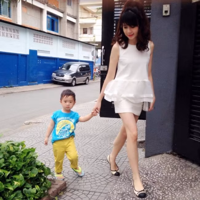 Bận rộn là thế song Minh Hà vẫn dành thời gian chăm sóc bản thân. Chia sẻ trong chương trình "Sau ánh hào quang" gần đây, cô cho biết, hai vợ chồng quen nhau suốt 4 năm cô học đại học. Dù muốn cưới song Minh Hà vẫn nghe lời mẹ học xong bằng cử nhân Luật. Sợ người yêu chờ lâu. cô chia tay Lý Hải để anh tìm người mới. Tuy nhiên, xa nhau được 3 tuần, Minh Hà đã chủ động tìm gặp bạn trai để nối lại tình cảm.