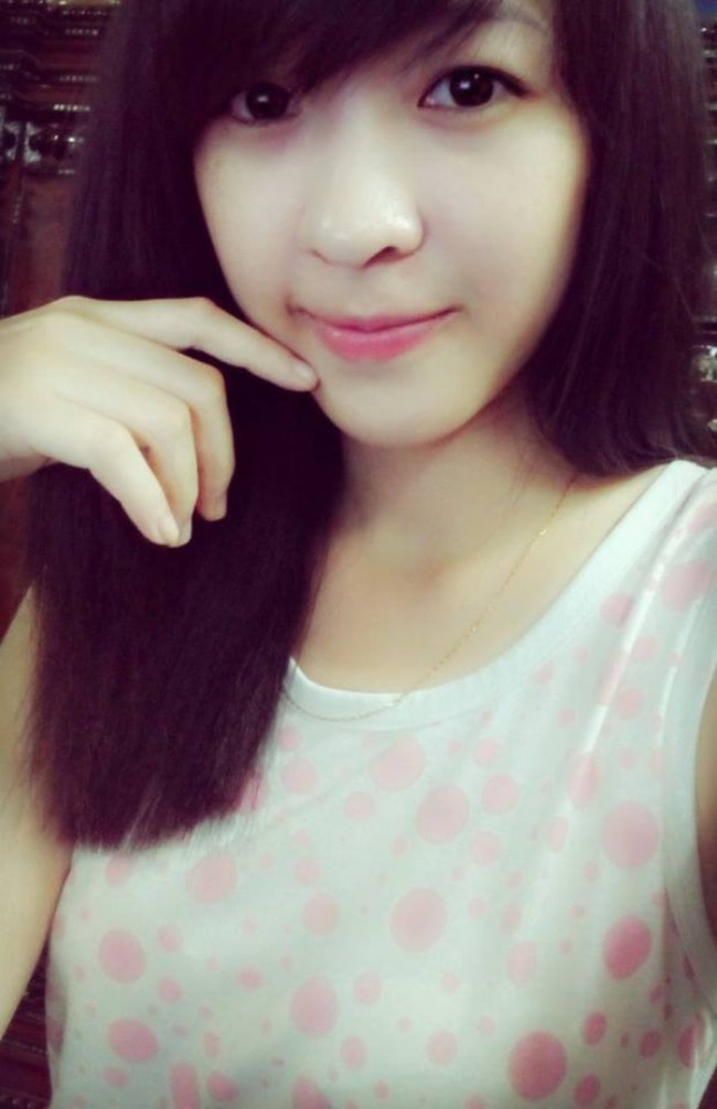 Nam Cường rất hiếm khi chia sẻ về chuyện tình cảm trên trang cá nhân. Ngay cả chân dung bà xã xinh đẹp cũng được anh giấu kín cho tới lễ đính hôn. Sau lễ cưới, cộng đồng mạng tìm ra thân thế vợ anh là Phương Thảo, sinh năm 1993, người gốc Hà Nội. Tương tự ông xã, gia đình cô thuộc hàng bề thế.