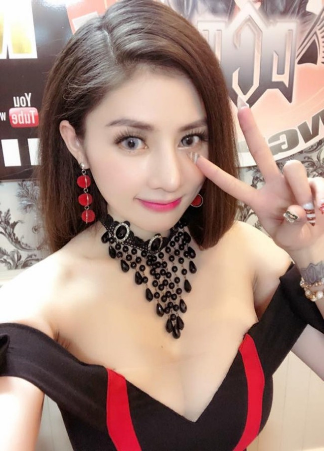 Bên cạnh sự nghiệp thành công, Lâm Chấn Khang còn thu hút sự chú ý khi khoe bạn gái xinh đẹp đã gắn bó với anh 16 năm nay. Bạn gái Lâm Chấn Khang là Trần Thị Thùy Dung, mang hai dòng máu Việt Nam - Hàn Quốc. Người đẹp sinh năm 1993 hoạt động nghệ thuật với nghệ danh Kim Jun See.