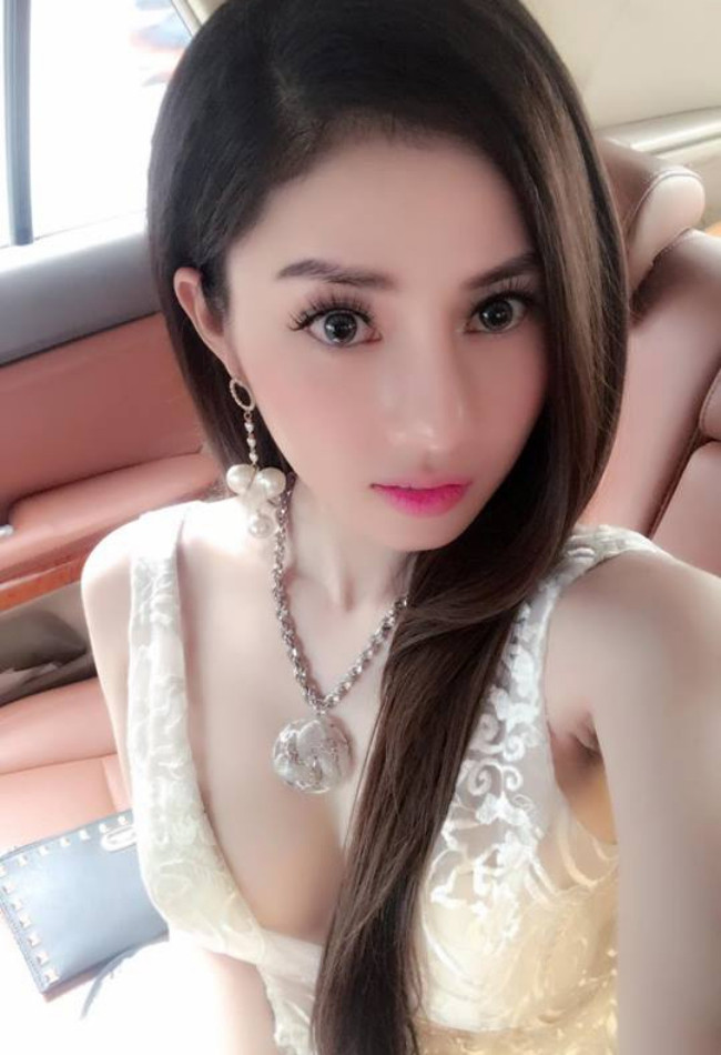 Thùy Dung được nhiều khán giả yêu mến nhờ ngoại hình xinh xắn, chất giọng ngọt ngào. Cô và Lâm Chấn Khang đã gắn bó bên nhau được 16 năm. Cả hai có thời gian dài hợp tác qua các sản phẩm âm nhạc và dần nảy sinh tình cảm. Trong series phim ca nhạc đình đám "Người trong giang hồ", bạn gái Lâm Chấn Khang cũng giữ một vai quan trọng.