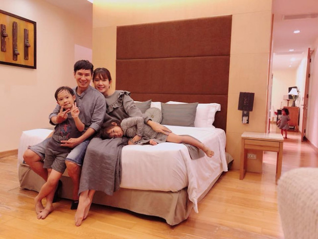 Bên cạnh sự nghiệp ca hát thành công cùng khối tài sản đồ sộ, nam ca sĩ còn được nhiều người ngưỡng bộ với gia đình hạnh phúc bên người vợ là cựu hot girl Minh Hà.