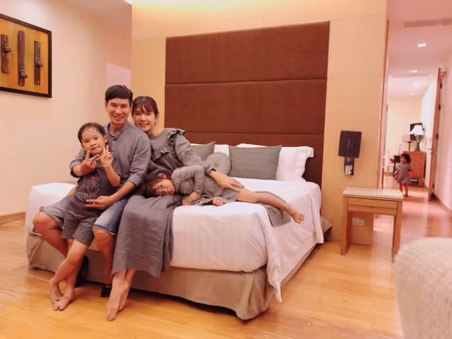 Bên cạnh sự nghiệp ca hát thành công cùng khối tài sản đồ sộ, nam ca sĩ còn được nhiều người ngưỡng bộ với gia đình hạnh phúc bên người vợ là cựu hot girl Minh Hà.