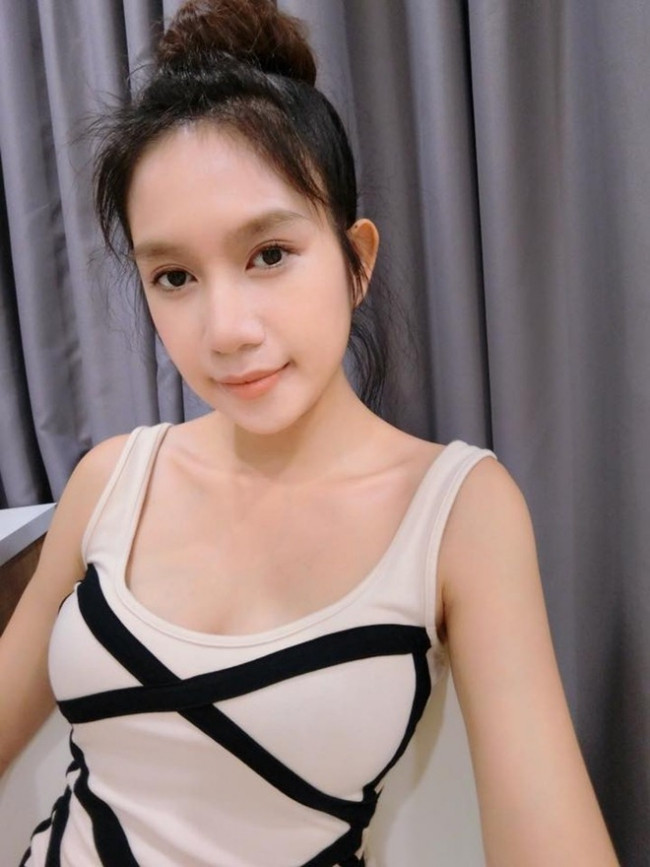 Trong một bài phỏng vấn, nam ca sĩ sinh năm 1968 từng chia sẻ, bà xã giúp anh quản lý 3 công ty của gia đình.