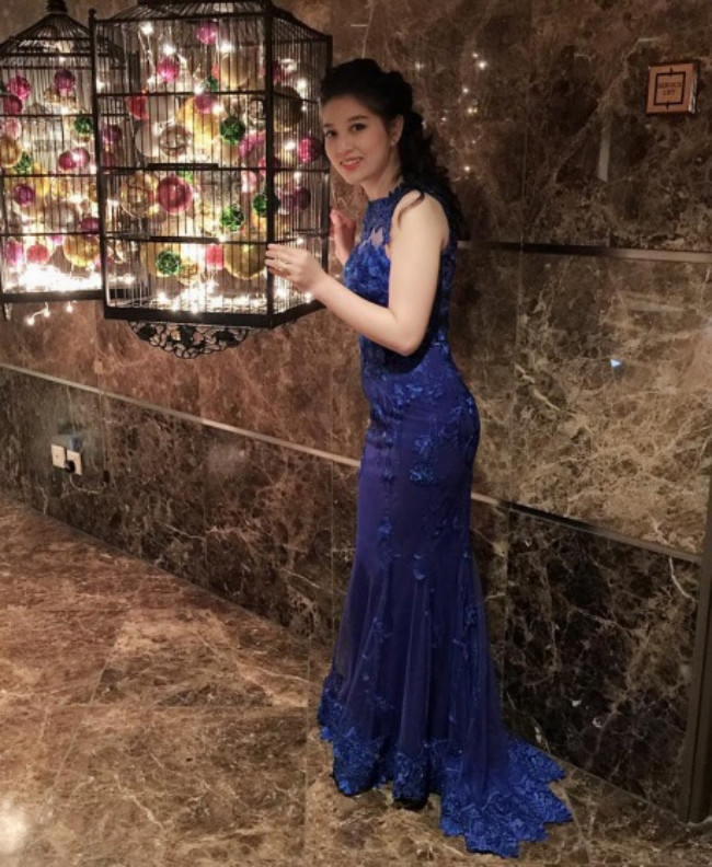 Giọng ca "Hát cho một dòng sông" tự hào khoe bà xã là người hiền lành, không hề ghen tuông hay bận tâm về công việc của chồng. "Lần đầu gặp nhau, tôi không ấn tượng với cô ấy nhờ vẻ ngoài bóng bẩy, mà qua thần thái điềm tĩnh, vẻ đẹp dịu dàng. Tôi chủ động theo đuổi dù cô ấy có phần e ngại vì sợ tôi đào hoa. Tuy nhiên, tôi đã thành công và có hạnh phúc như hiện tại" - anh chia sẻ. 