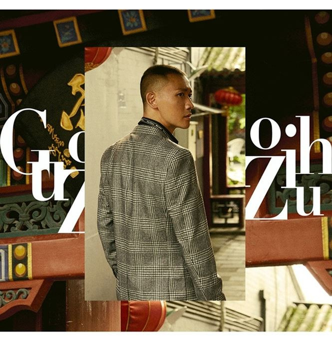 Trái với vai diễn vua Càn Long khiến "hội chị em" phát cuồng vì hội tụ đủ những tính cách tốt đẹp: bản lĩnh, dứt khoát, quyền uy, trầm tính, hào hoa, lãng mạn, ánh mắt cương trực..., Nhiếp Viễn ngoài đời thực từng bị bắt gặp ôm hôn đàn ông lạ mặt trên phố vào lúc khuya.