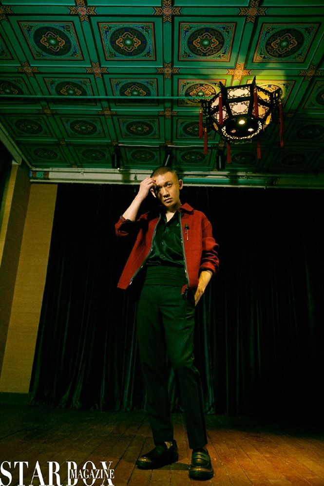 Ngoài ra, những cử chỉ nhỏ nhẹ khép nép với người hâm mộ cũng khiến Nhiếp Viễn bị đặt câu hỏi về giới tính.