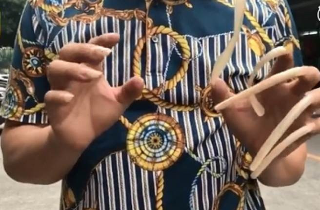 Chuyen la hom nay: 9 nam khong cat mong tay, bo khien con hai hung...