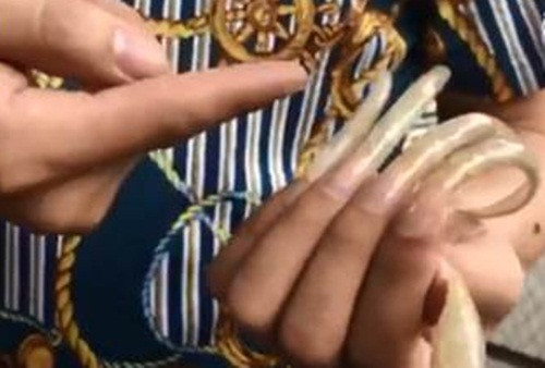 Chuyen la hom nay: 9 nam khong cat mong tay, bo khien con hai hung...-Hinh-2