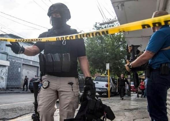 Gap cap doi dua con di choi, canh sat phat hien dieu rung ron...