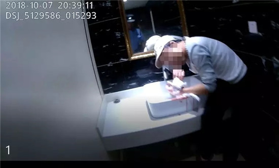 Nguoi dan ong dien cuong mua xo so... khong trung, lam dieu khong ngo