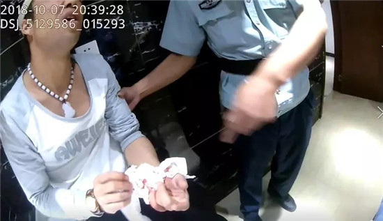 Nguoi dan ong dien cuong mua xo so... khong trung, lam dieu khong ngo-Hinh-3