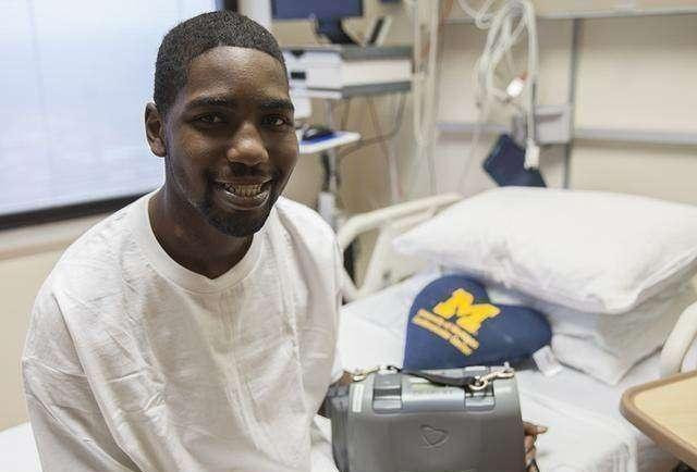 Cuối cùng, may mắn cũng mỉm cười với Marshall, sau 555 ngày đeo trái tim nhân tạo trên lưng, chàng trai trẻ cũng tìm được một trái tim phù hợp, được cấy ghép ngay sau đó.