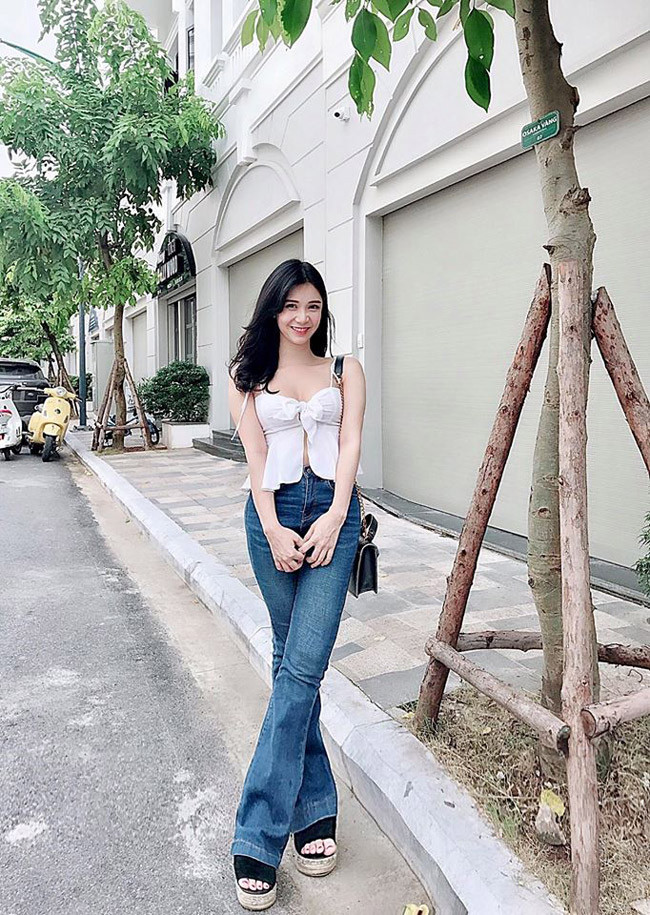 Nữ diễn viên mới khoe ảnh mới trong trang phục chiếc áo sexy.