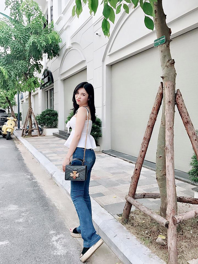 Thanh Bi chia sẻ cô thích những trang phục đơn giản khi đi ngoài phố.