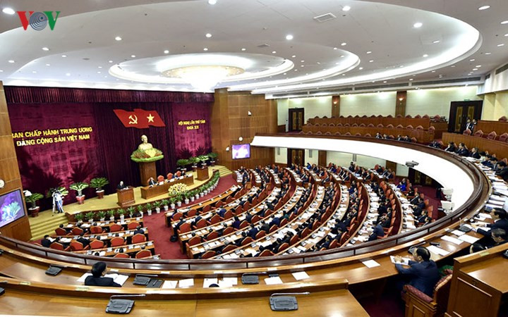 Uỷ viên Bộ Chính trị, Bí thư Trung ương Đảng, Trưởng Ban Tổ chức Trung ương Phạm Minh Chính đọc Tờ trình của Bộ Chính trị về Quy định trách nhiệm nêu gương của cán bộ, đảng viên, trước hết là Uỷ viên Bộ Chính trị, Uỷ viên Ban Bí thư, Uỷ viên Ban Chấp hành Trung ương Đảng; Tờ trình của Bộ Chính trị về việc thành lập các Tiểu ban chuẩn bị Đại hội đại biểu toàn quốc lần thứ XIII của Đảng. Trong ảnh: Toàn cảnh Hội nghị.