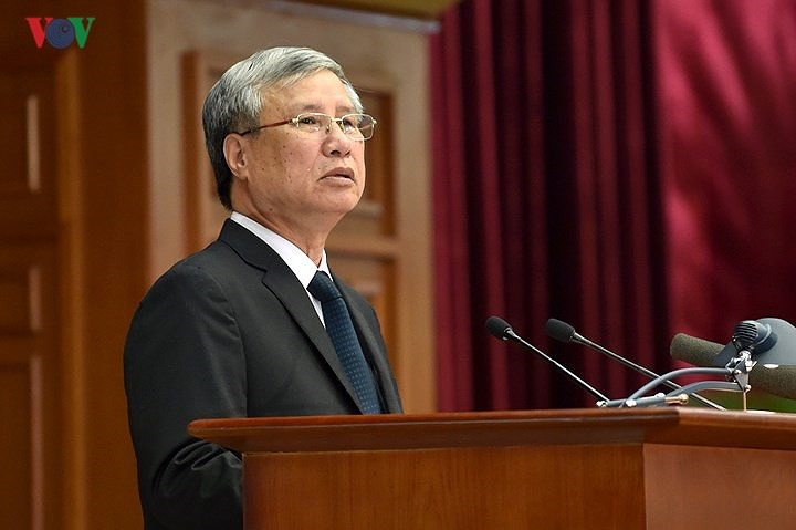 Buổi sáng, ông Trần Quốc Vượng, Ủy viên Bộ Chính trị, Thường trực Ban Bí thư báo cáo xin ý kiến Ban Chấp hành Trung ương Đảng về Chương trình Hội nghị.