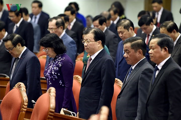 Trước giờ khai mạc, Hội nghị lần thứ 8 Ban Chấp hành Trung ương Đảng khoá XII đã dành phút mặc niệm 2 đồng chí vừa từ trần: Đồng chí Đỗ Mười, nguyên Tổng Bí thư Ban Chấp hành Trung ương Đảng và đồng chí Trần Đại Quang, Uỷ viên Bộ Chính trị, Chủ tịch nước Cộng hoà xã hội chủ nghĩa Việt Nam.