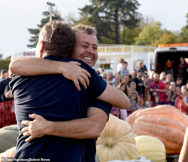 Anh Ian Paton tiết lộ, vào thời kỳ tăng trưởng đỉnh cao của bí ngô khổng lồ, quả bí ngô của họ tăng đến 24,49kg chỉ trong vòng 24 tiếng đồng hồ.