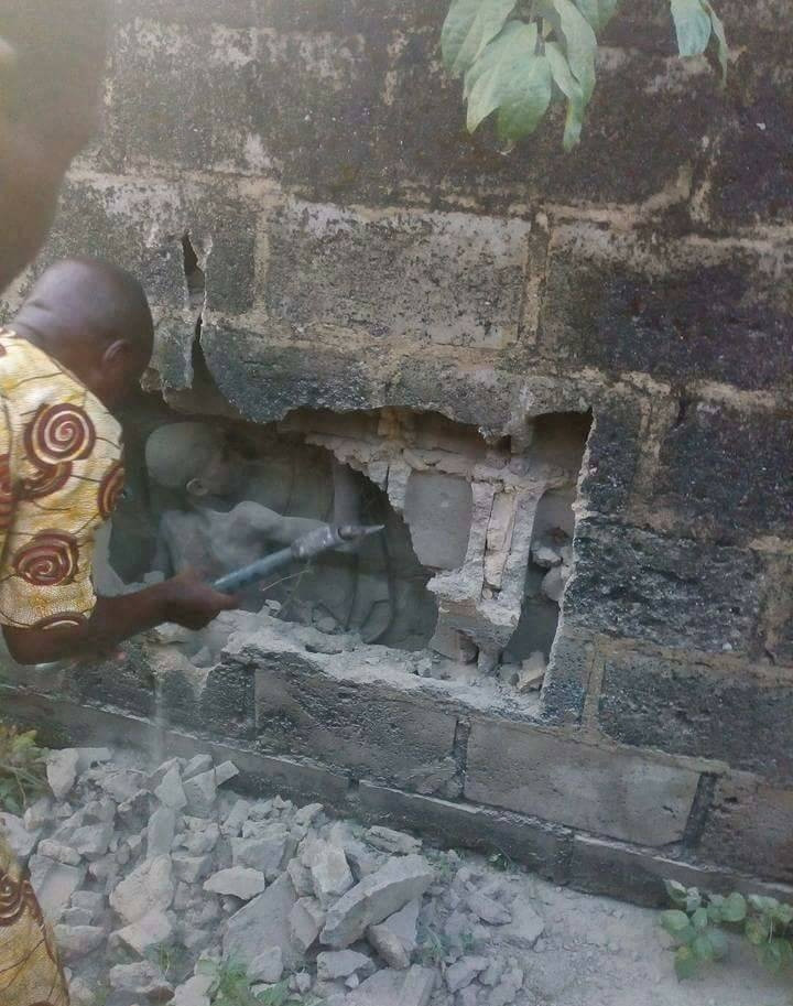 Nghe tieng hat trong tuong, run so dap pha, roi phat hien...-Hinh-2