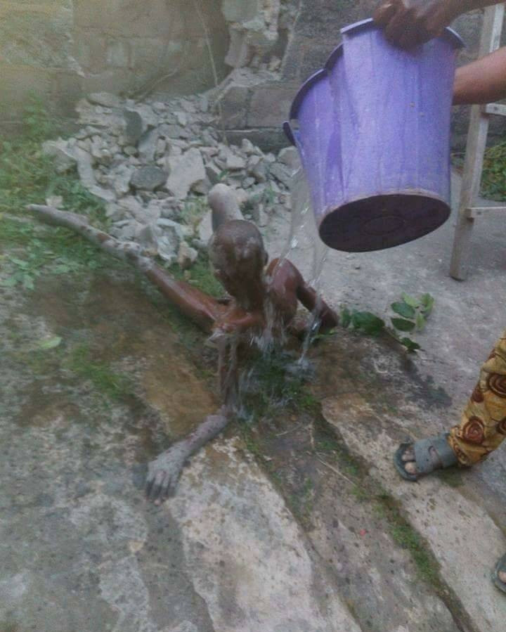 Nghe tieng hat trong tuong, run so dap pha, roi phat hien...-Hinh-3