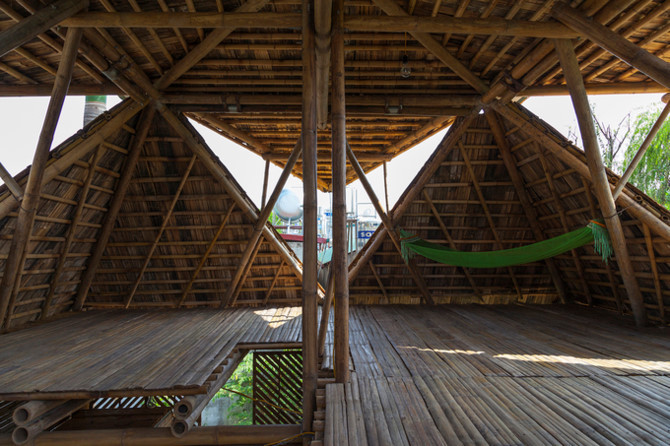 Nhà có đầy đủ các phòng chức năng: khách, ngủ, bếp, nhà vệ sinh. Thiết bị nội thất trong nhà cũng làm từ những vật liệu tự nhiên như tre, trúc, phên nứa, cót ép, lá dừa...