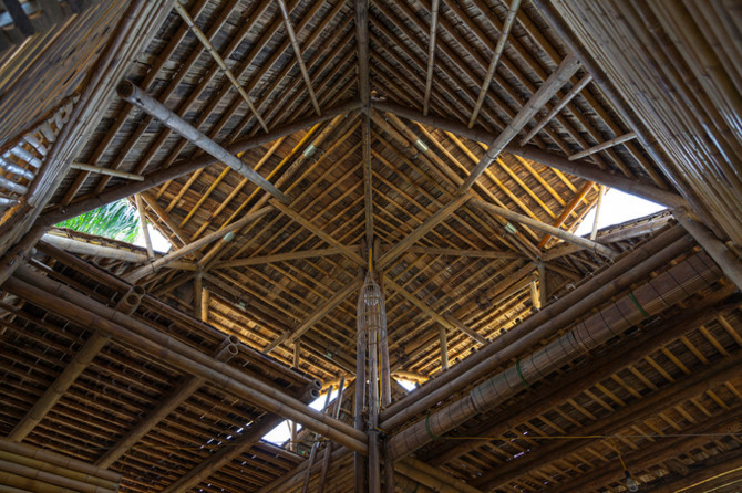 Với hệ khung nhà cố định (dùng tre có đường kính 8-10cm), ngôi nhà có kết cấu đủ khỏe để có thể “sống tốt” cùng thiên tai, vượt được mực nước lũ cao 1,5m.